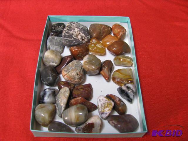 lot of polished stones unsure of the names or...