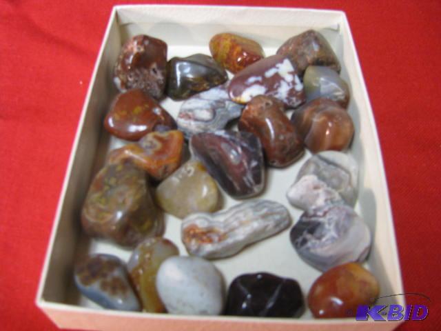 lot of polished stones unsure of the names or...
