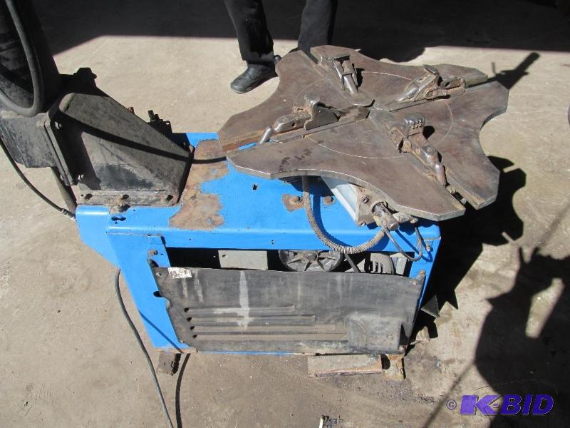 lot 2 image: Hoffman Tire machine