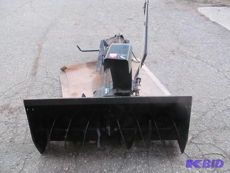 lot 7 image: John Deere Snow Thrower