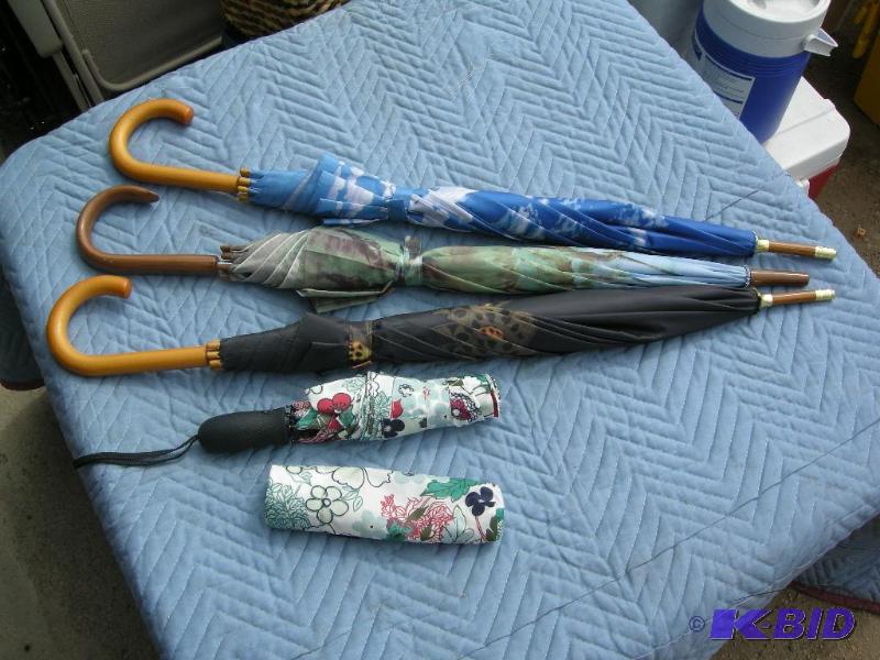 lot 10 image: 4 nice umbrellas