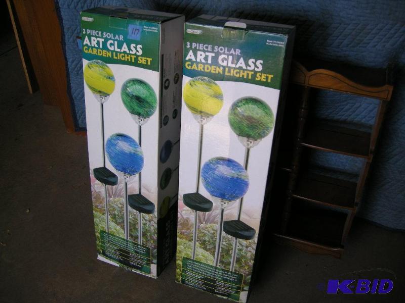 lot 117 image: Art Glass garden light sets