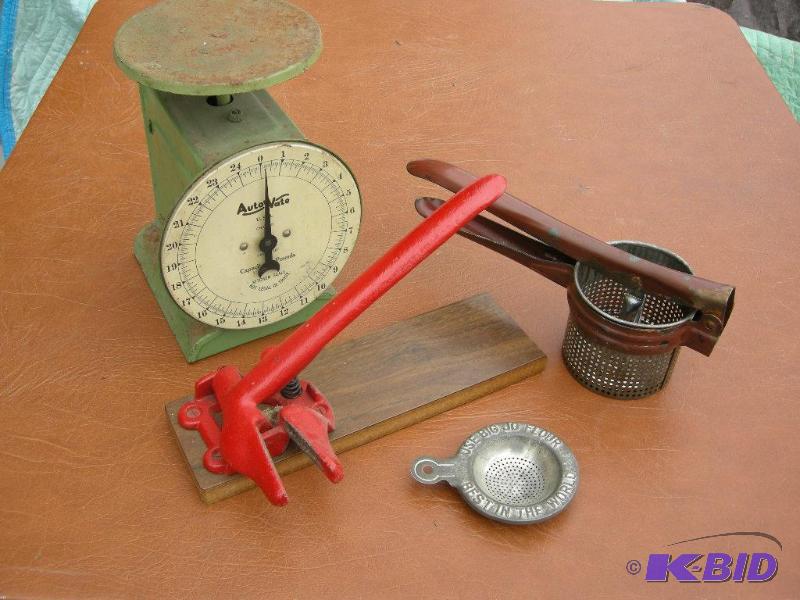 lot 128 image: Vintage kitchen items