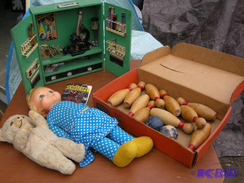 lot 134 image: Vintage toys