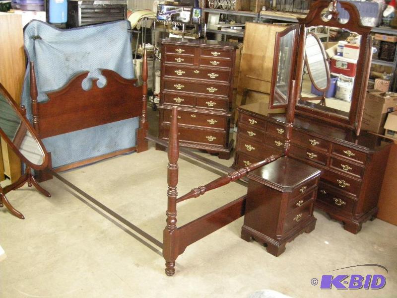 lot 17 image: Bassett 5 pc bedroom set