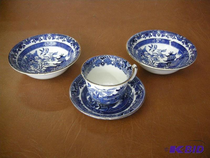 lot 177 image: Blue Willow pieces