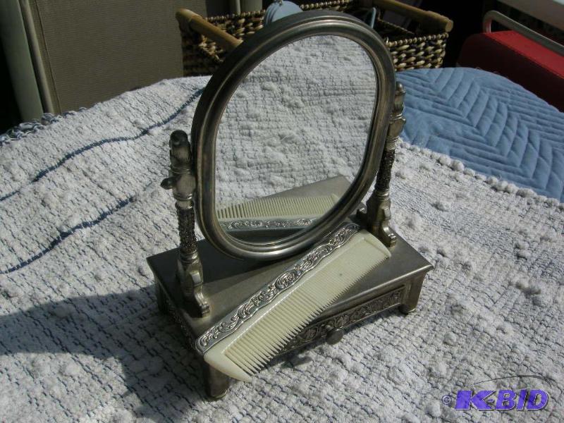 lot 22 image: Vintage dresser mirror & comb