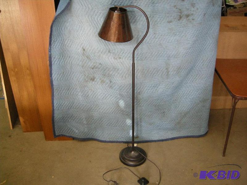 lot 29 image: Floor lamp