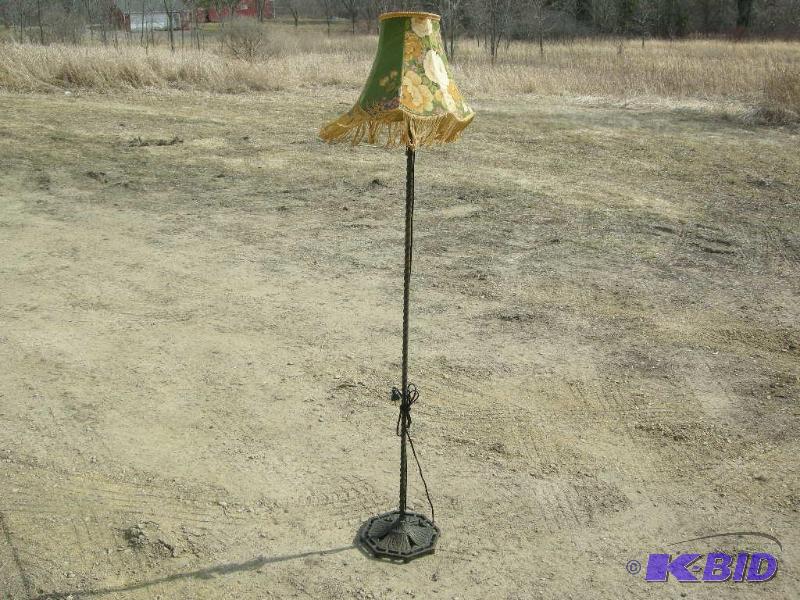 lot 30 image: Vintage floor lamp