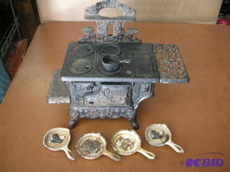 lot 60 image: Vintage Crescent Cast Stove