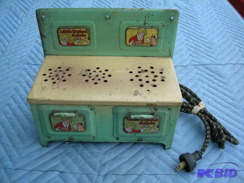 lot 65 image: Vintage Little Orphan Annie stove