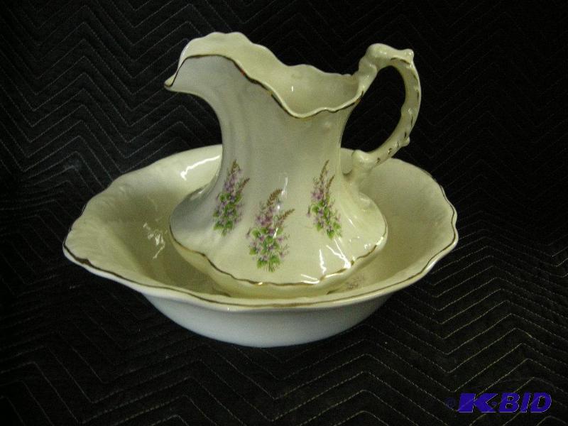 lot 70 image: Pitcher and bowl