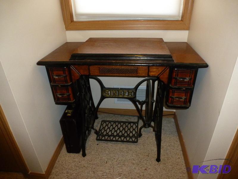 Antique Singer sewing machine Model# B-73449...