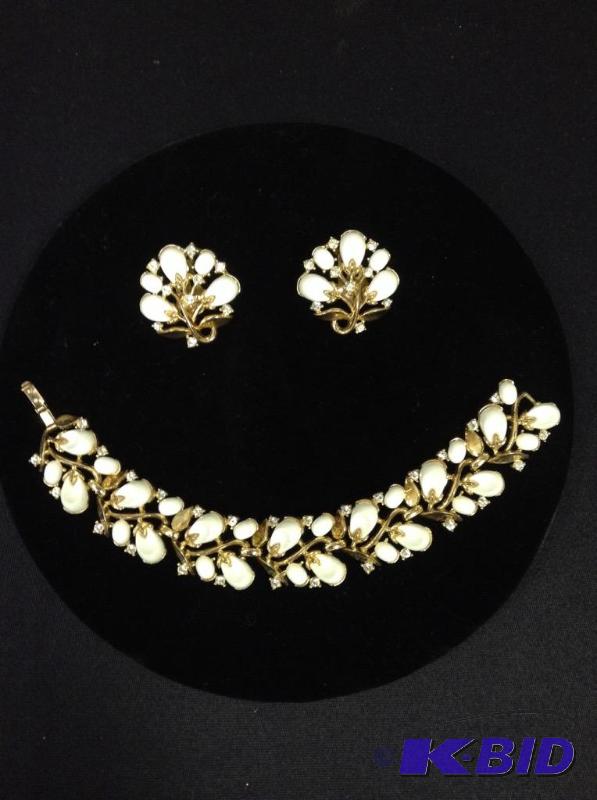 lot 12 image: Vintage Trifari Necklace & Earrings