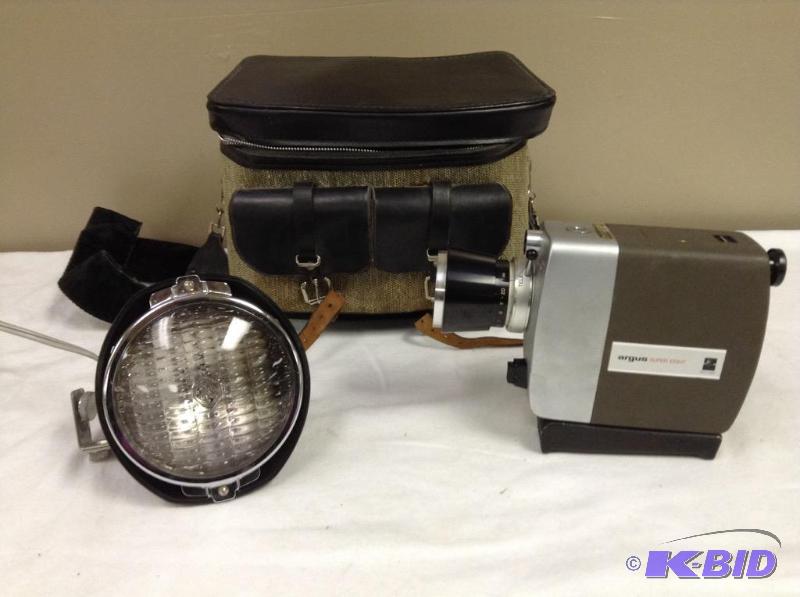lot 21 image: Vintage Argus Movie Camera & Light