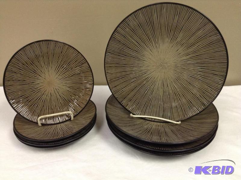 lot 30 image: Home Trends Dinner & Salad Plates