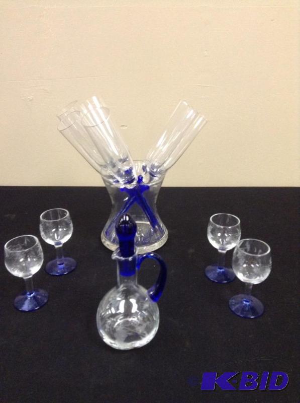 lot 36 image: Lot of six champagne flutes, four small stemware and cruet