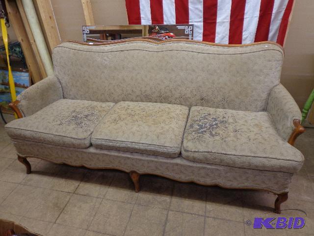 lot 192 image: Victorian 3 cushion Couch   &nbsp76&quot lo...
