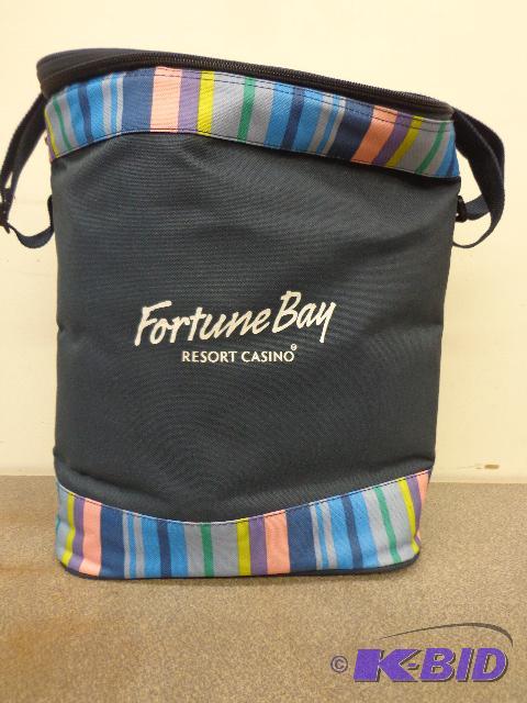 lot 74 image: Fortune Bay Picnic Set   4 plates, 4 cups, sp...