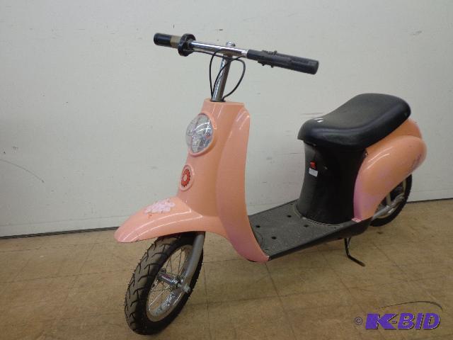 lot 84 image: Pink Bella Battery Operated Scooter   Tires a...