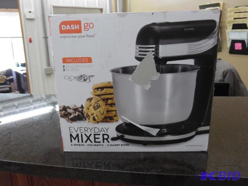 Dash Go Mixer -6 speeds -3 quart bowl...
