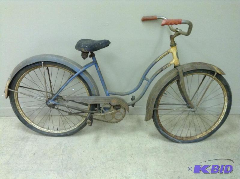 lot 132 image: Vintage Womens Schwinn Bicycle Bike