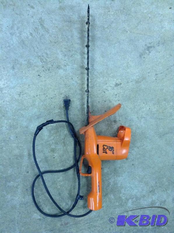 lot 163 image: Black & Decker 16 Hedge Trimmer