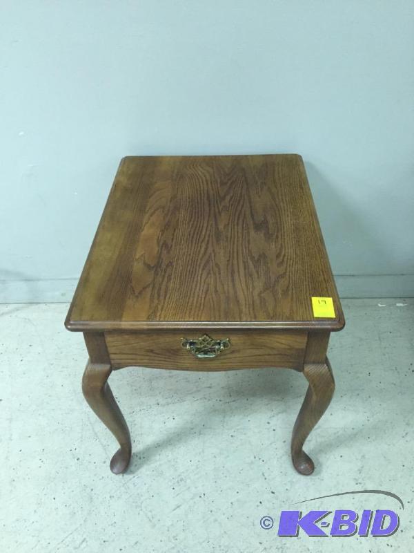 lot 17 image: Oak Side Table