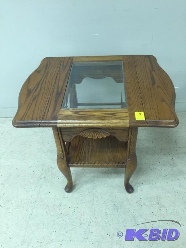 lot 19 image: Oak Side Table