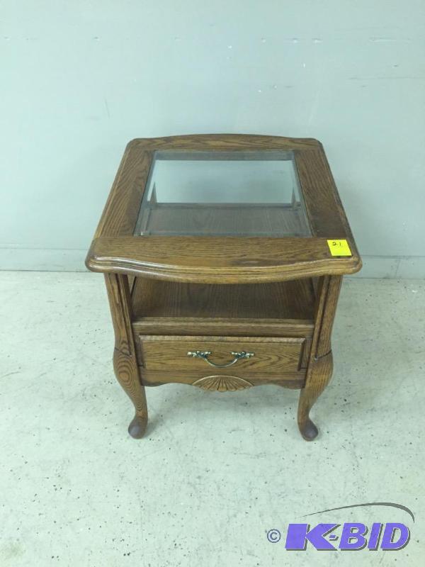 lot 21 image: oak Side Table