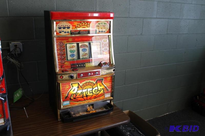 lot 27 image: Slot Machine