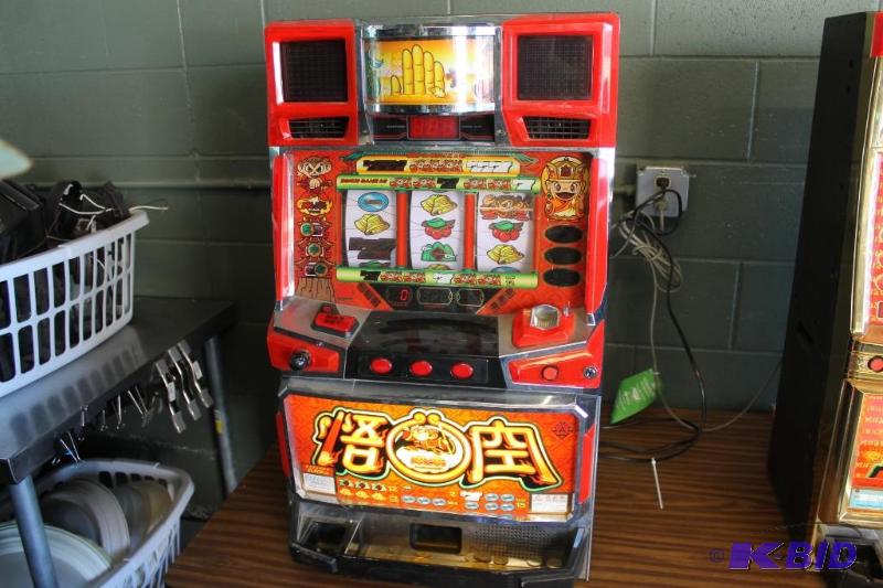 lot 28 image: Slot Machine