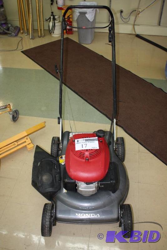 lot 17 image: Honda Push Lawnmower, Harmony II HRS 216.