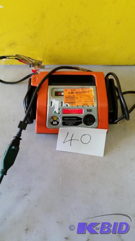 lot 40 image: Black and Decker Charger