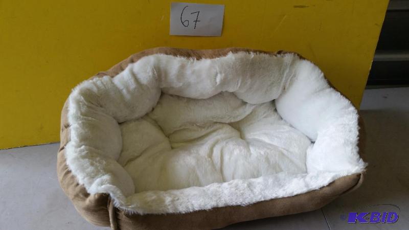 lot 67 image: Animal Planet Pet Bed
