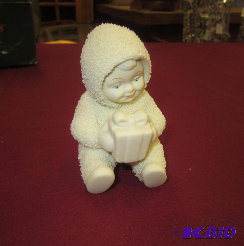 lot 162 image: Snowbabies wiith a gift