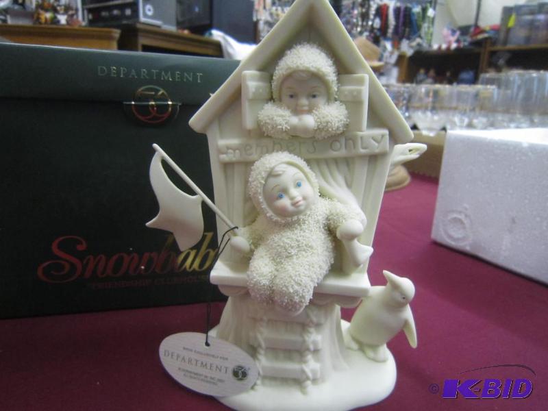 lot 174 image: Snowbabies Friendship Clubhouse with Box 2001