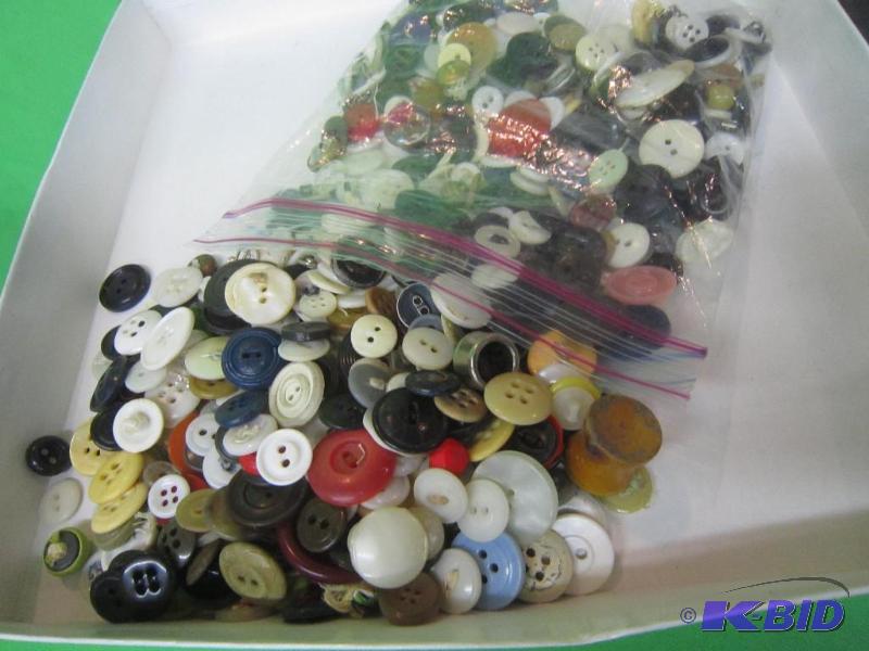 lot 185 image: Bag of Buttons