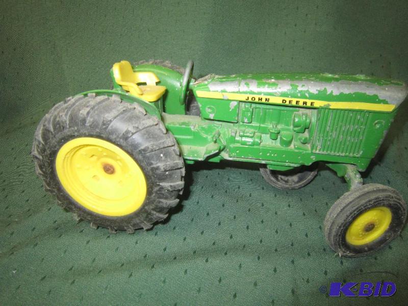 lot 210 image: COLLECTIBLE John Deere Tractor