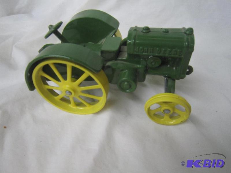 lot 213 image: COLLECTIBLE John Deere Tractor