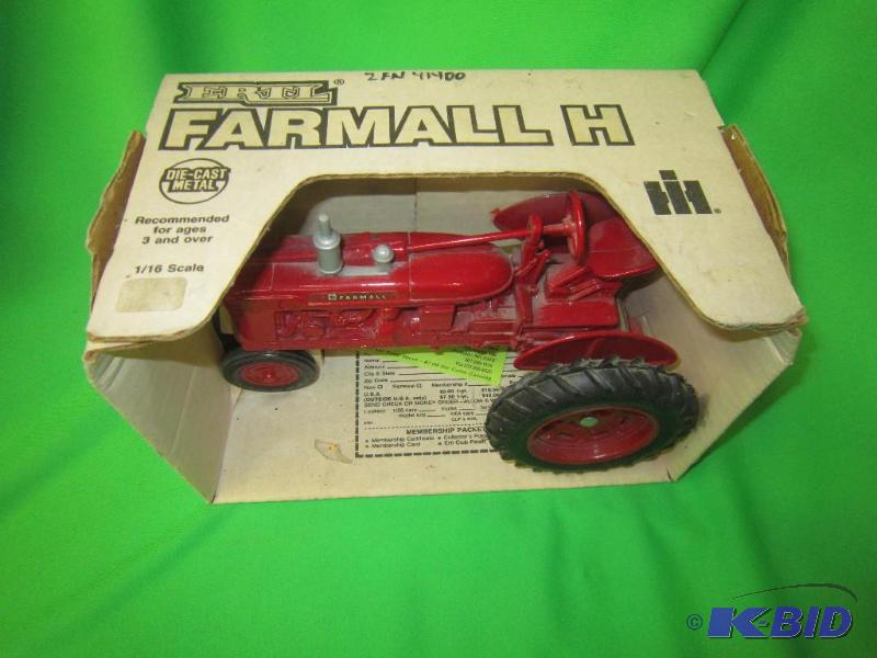 lot 216 image: COLLECTIBLE Ertl Farmall H Tractor 116th Scale with Box