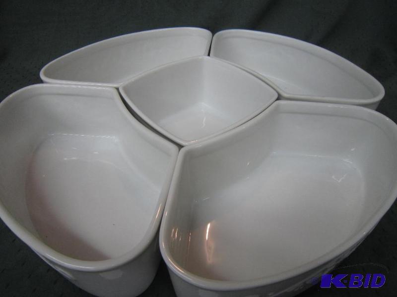 lot 231 image: COLLECTIBLE - 5 Piece Chip and Dip Set