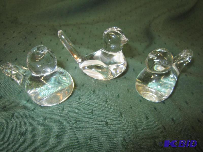 lot 238 image: COLLECTIBLE - 3 Glass Birds