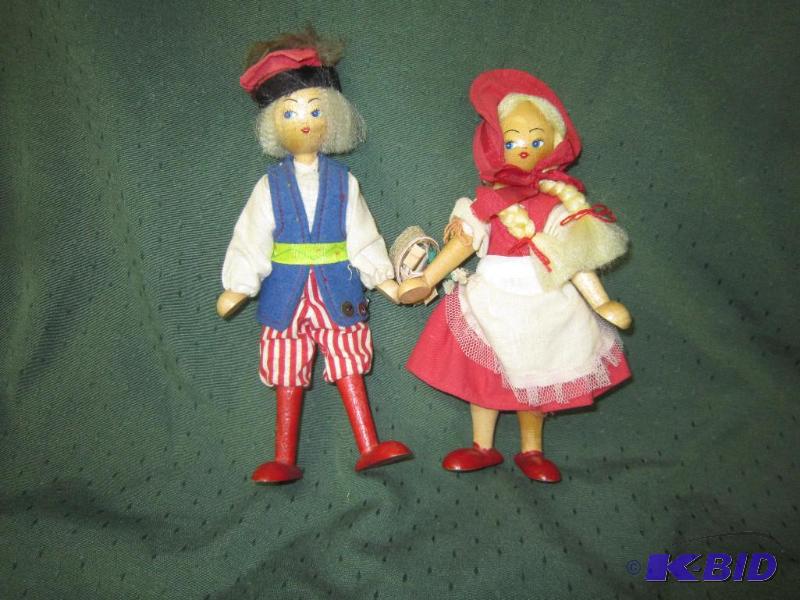 lot 250 image: COLLECTIBLES - Holland Couple Dolls