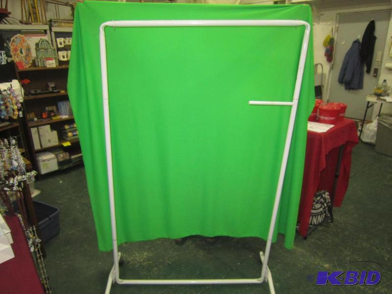 lot 297 image: White Metal Display great for Haning Clothes of Linens