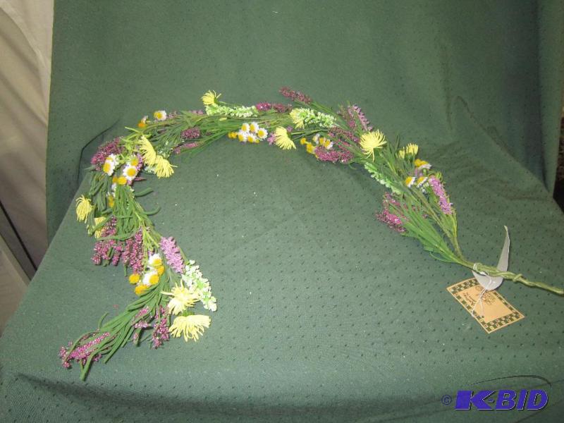 lot 302 image: Yellow and Pruple Garland