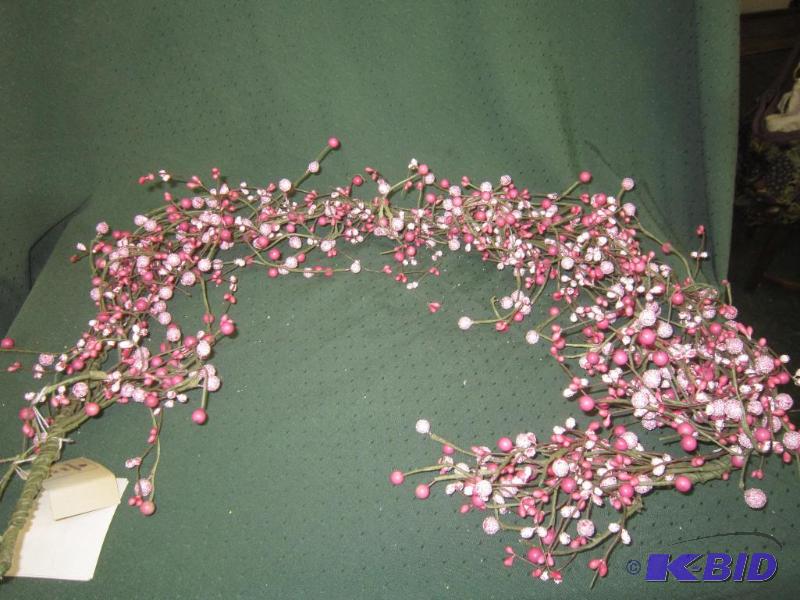 lot 303 image: Pink Berries Garland