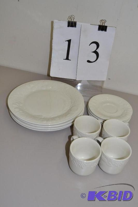 lot 13 image: Gibson stoneware china