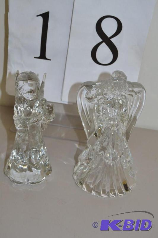 lot 18 image: two glasscrystal angels