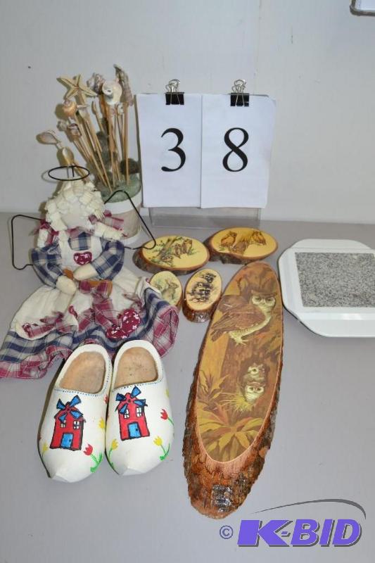 lot 38 image: Owl Plaques, seashells, angel, wooden shoes